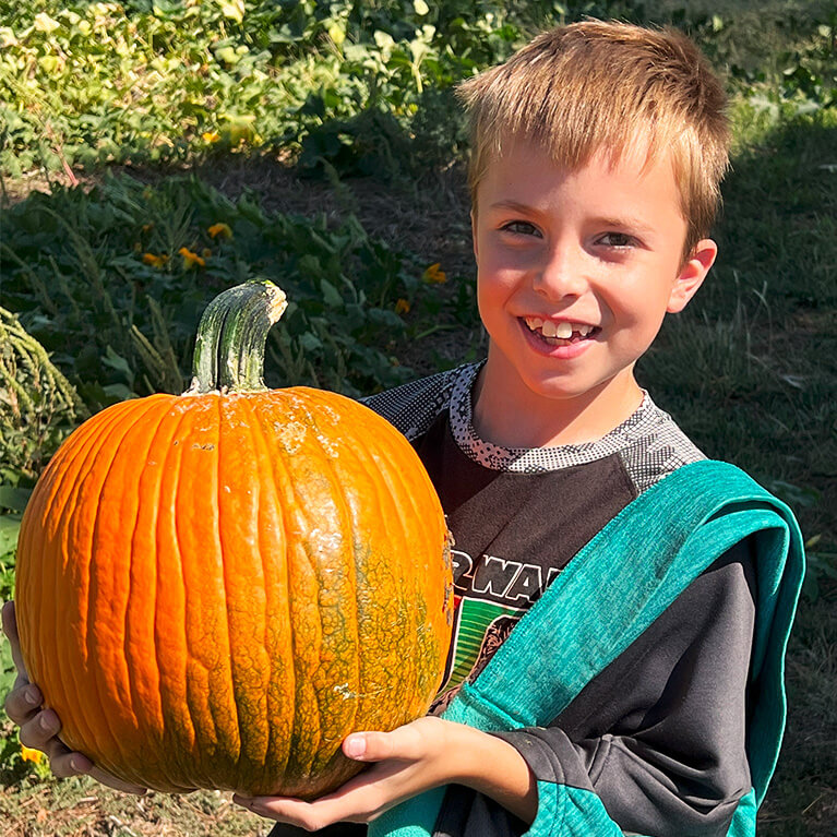 767x767-BoyUPickPumpkins